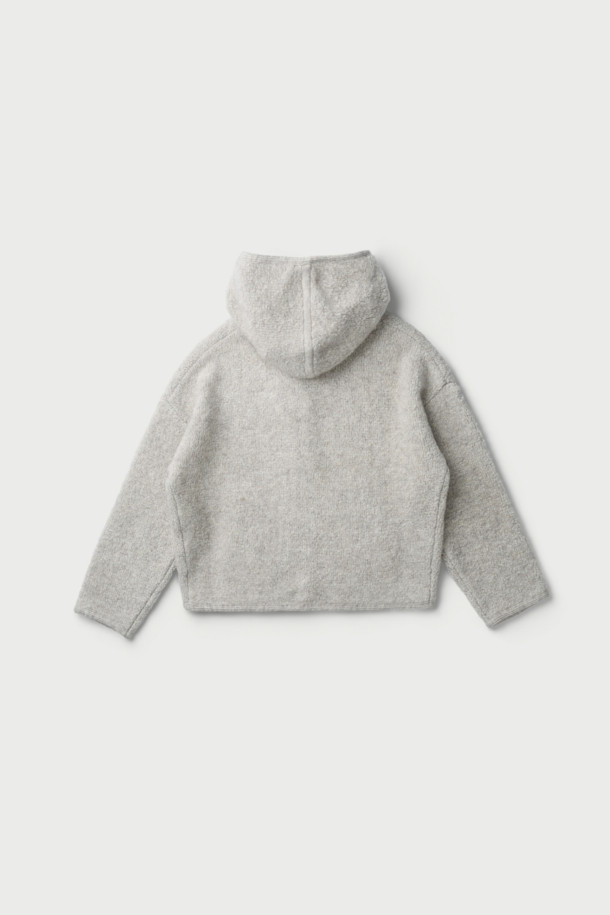 COUP DE (쿠 드) 니트 후드 재킷은 가을과 겨울, 쌀쌀한 날씨에 따뜻하게 착용하기 좋은 여성용 상의입니다. 부드러운 촉감의 나일론, 모, 모헤어, 폴리우레탄 혼방 소재로 제작되어 포근함을 선사하며, 오버핏과 드롭숄더 디자인으로 편안한 착용감을 자랑합니다. 후드 네크라인과 긴소매, 바인딩 디테일이 캐주얼한 무드를 더하며, 무지 디자인의 그레이 컬러로 어떤 스타일에도 쉽게 매치할 수 있습니다. 집콕룩, 산책룩 등 편안한 일상에 잘 어울리는 니트 후드 재킷으로, 보온성까지 뛰어나 겨울철 데일리 아이템으로 추천합니다.
