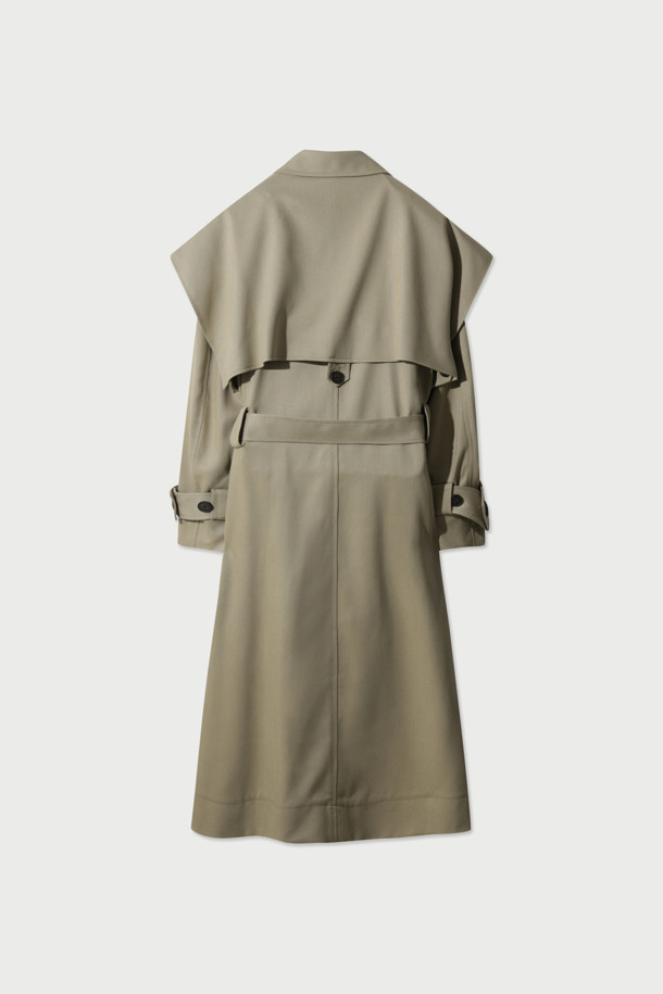 **QARO(카로) 케이프 트렌치 코트**

부드러운 리오셀 소재로 제작되어 봄, 가을에 착용하기 좋은 QARO(카로) 케이프 트렌치 코트입니다. 베이직하고 클래식한 디자인으로, 데이트룩, 오피스룩, 가을 나들이룩 등 다양한 TPO에 활용할 수 있습니다. 롱 기장의 루즈핏으로 편안한 착용감을 선사하며, 허리 벨트와 소매 벨트로 스타일을 연출할 수 있습니다. 무지 디자인에 케이프 타입으로 세련된 포인트를 더했으며, 사이드 포켓이 있어 실용적입니다. 안감은 레이온과 면 혼방으로 제작되었습니다.
