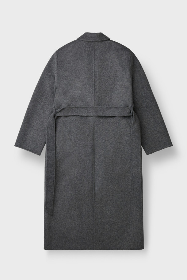 NALLIE(낼리) 오버 숄더 핸드메이드 울 코트는 여성 고객을 위한 클래식한 스타일의 울 코트입니다. 블랙 컬러의 무지 디자인으로, 가을과 겨울에 따뜻하게 착용할 수 있습니다. 롱 기장의 오버핏으로 제작되었으며, 더블 버튼과 버클 여밈으로 세련된 멋을 더했습니다. 핸드메이드 방식으로 제작되어 고급스러운 퀄리티를 자랑하며, 허리 벨트와 라펠 디자인으로 포인트를 주었습니다. 오피스룩, 출근룩, 모임룩 등 다양한 TPO에 활용 가능하며, 미니멀하고 시크한 스타일을 연출하기 좋습니다.
