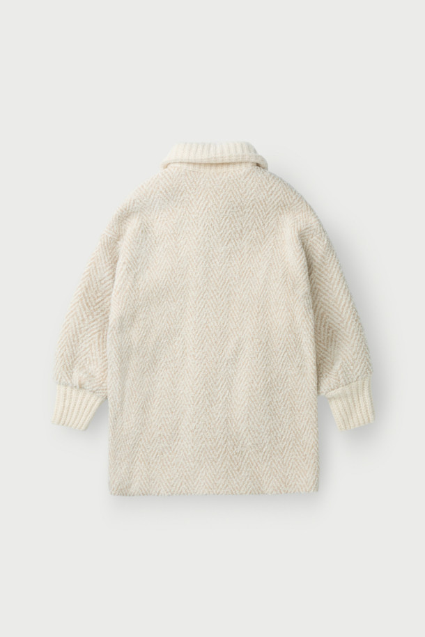 SANABSPE(사나스페) 하이넥 부클 코트는 가을, 겨울 시즌에 어울리는 오버핏 니트 코트입니다. 아이보리, 베이지 두 가지 색상으로 출시되었으며, 부드러운 촉감의 모, 아크릴, 폴리에스터, 나일론, 레이온 혼방 소재로 제작되었습니다. 하이넥 디자인과 집업 여밈 방식으로 보온성을 높였으며, 플랫 포켓과 사이드 히든 포켓으로 실용성을 더했습니다. 출근룩, 모임룩 등 다양한 TPO에 클래식, 미니멀, 캐주얼 스타일로 연출하기 좋습니다. 안감은 레이온과 면으로 마감되어 편안한 착용감을 선사합니다.
