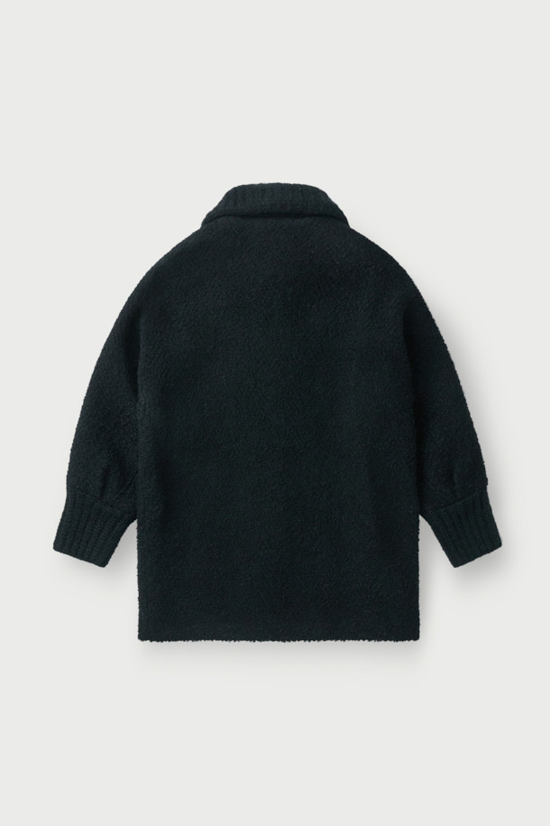 SANABSPE(사나브스페) 하이넥 부클 코트는 여성 고객을 위한 겨울철 필수 아이템입니다. 부드러운 촉감의 모, 아크릴, 폴리에스터, 나일론, 레이온 혼방 부클 소재를 사용하여 따뜻함과 편안함을 동시에 선사합니다. 롱 기장의 오버핏 디자인에 하이넥 스타일이 더해져 멋스러운 연출이 가능하며, 집업 여밈 방식으로 간편하게 착용할 수 있습니다. 무지 패턴의 블랙 컬러로 어떤 룩에도 잘 어울리며, 출근룩, 클래식, 미니멀, 캐주얼 스타일을 모두 소화 가능합니다. 플랫 포켓과 사이드 히든 포켓으로 실용성을 더했으며 안감은 레이온과 면으로 마감하여 착용감을 높였습니다.
