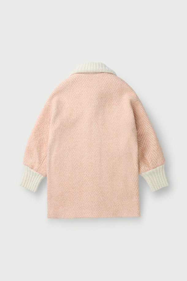 SANABSPE(사납스페) 하이넥 부클 코트는 포근하고 따뜻한 겨울을 위한 필수 아이템입니다. 핑크 컬러의 부클 소재가 사랑스러운 분위기를 연출하며, 오버핏 디자인으로 편안한 착용감을 선사합니다. 하이넥 디자인과 집업 여밈 방식으로 보온성을 높였으며, 플랫 포켓과 사이드 히든 포켓으로 실용성을 더했습니다. 모, 아크릴, 폴리에스터, 나일론, 레이온 등 다양한 소재 혼방으로 부드러운 촉감과 우수한 보온성을 자랑합니다. 데이트룩, 클래식, 미니멀, 캐주얼 등 다양한 스타일 연출에 활용 가능한 니트 코트입니다.
