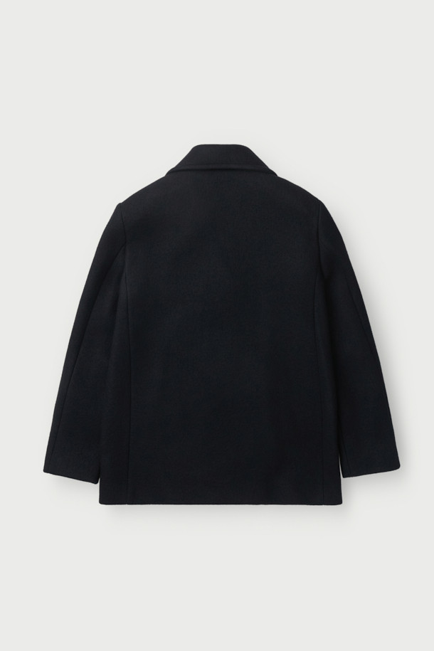 CARIBE (카리브) 오버 숄더 더블 피코트는 가을과 겨울, 당신의 스타일을 완성해 줄 여성용 아우터입니다. 블랙 컬러의 무지 디자인으로, 클래식하고 미니멀한 무드를 연출합니다. 모, 나일론, 캐시미어 혼방 소재로 제작되어 두꺼운 두께감과 부드러운 촉감을 선사하며, 오버핏 디자인과 숄더 디자인으로 트렌디함을 더했습니다. 더블 버튼 여밈 방식과 와이드 라펠, 긴 소매, 사이드 포켓 디테일이 돋보이며, 오피스룩, 출근룩, 모임룩 등 다양한 TPO에 활용 가능합니다. 레이온과 면 안감으로 편안한 착용감을 제공하는 더블 브레스티드 코트입니다.
