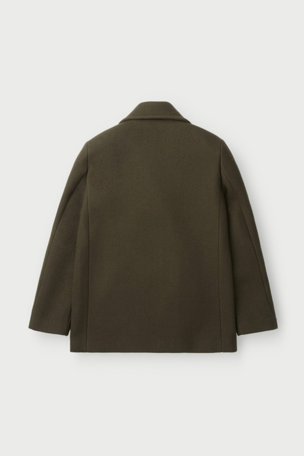 CARIBE(카리브) 오버 숄더 더블 피코트는 가을과 겨울, 클래식한 무드를 연출하는 아우터입니다. 모, 나일론, 캐시미어 혼방의 두꺼운 소재로 제작되어 따뜻하고 포근한 착용감을 선사합니다. 와이드 라펠과 사이드 포켓 디테일이 돋보이며, 오버핏 디자인으로 편안하면서도 세련된 스타일을 완성합니다. 더블 버튼 여밈과 긴 소매 기장으로 클래식, 미니멀, 시크한 스타일을 연출하여 오피스룩, 출근룩, 모임룩 등 다양한 TPO에 활용 가능합니다. 안감은 레이온과 면 혼방으로 부드러운 착용감을 더했습니다.
