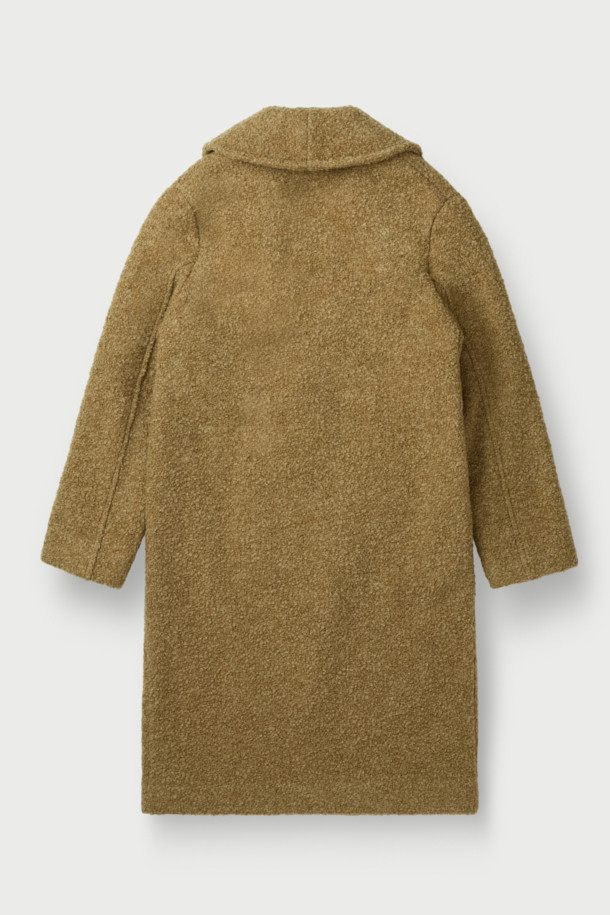 **파리아 숄 카라 부클 코트**는 부드러운 촉감의 모, 폴리에스터, 아크릴 혼방 소재로 제작되어 가을과 겨울에 따뜻하게 착용하기 좋은 두꺼운 두께감의 여성 코트입니다. 베이직하고 클래식한 무드의 브라운 컬러 무지 디자인에 숄 카라 디테일이 돋보이며, 오버핏으로 편안한 착용감을 선사합니다. 싱글 버튼 여밈 방식과 긴 소매 기장, 사이드 포켓 디테일이 특징이며, 안감은 레이온과 면으로 구성되어 있습니다. 출근룩과 모임룩, 클래식 또는 미니멀 스타일을 즐겨 입는 분들께 추천합니다.
