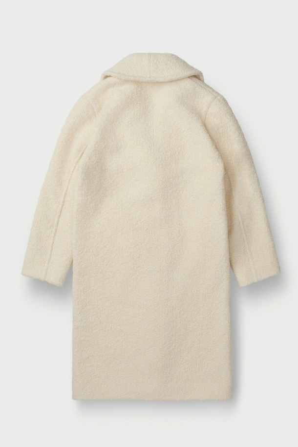 세련된 스타일을 완성하는 FARIA(파리아) 숄 카라 부클 코트입니다. 부드러운 촉감의 모, 폴리에스터, 아크릴 혼방 소재로 제작되어 가을과 겨울, 포근하고 따뜻하게 착용할 수 있습니다. 미니멀하고 클래식한 디자인에 아이보리, 화이트 컬러가 더해져 오피스룩, 모임룩, 데이트룩 등 다양한 TPO에 활용 가능합니다. 숄 카라, 긴 소매, 오버핏, 싱글 버튼 여밈, 사이드 포켓 디테일이 돋보이며, 안감은 레이온과 면으로 마감되었습니다. 두꺼운 두께감으로 보온성을 높였으며, 시크한 스타일을 연출하기 좋습니다.
