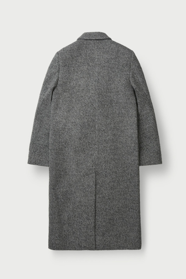 ARIANNA(아리아나) 클래식 부클 코트는 여성스러운 클래식 스타일을 완성하는 롱 기장의 코트입니다. 부드러운 촉감의 아크릴, 폴리에스터, 모 혼방 소재로 제작되어 가을과 겨울에 따뜻하게 착용할 수 있습니다. 톤 다운된 그레이 컬러와 슬림핏 디자인이 시크하고 미니멀한 무드를 자아내며, 더블 버튼, 플랩 포켓, 웰트 포켓 등의 디테일이 돋보입니다. 오피스룩, 출근룩, 모임룩 등 다양한 TPO에 활용 가능하며, 레이온과 면 혼방의 안감으로 편안한 착용감을 선사합니다.
