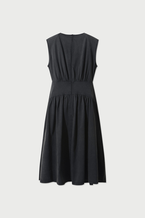 NEVATASPE (네바타스페) 저지 셔링 드레스는 여성 고객을 위한 모던 스타일의 슬리브리스 원피스입니다. 블랙 컬러의 면 소재로 제작되어 부드러운 촉감을 선사하며, 봄, 여름 시즌에 적합합니다. 라운드넥 디자인에 허리 셔링 디테일, 와이드 암홀, A라인 플레어 치마핏으로 아워글라스 실루엣을 연출합니다. 뒷지퍼 여밈으로 편안하게 착용 가능하며, 데이트룩 또는 모임룩에 미니멀, 클래식, 시크한 무드를 더해줍니다. 슬림핏 디자인으로 여성스러운 라인을 강조합니다.
