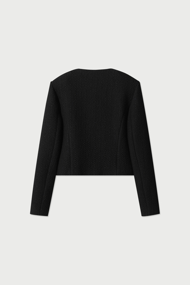 KANIL(카닐) 포켓 트위드 재킷은 여성 고객을 위한 클래식하고 미니멀한 스타일의 아우터입니다. 봄, 가을에 착용하기 적합하며, 블랙 색상으로 다양한 의상에 매치하기 용이합니다. 두꺼운 두께감의 숏 기장 재킷으로, 텍스처 촉감의 트위드 소재와 라운드 넥, 버튼 여밈 방식이 특징입니다. 포켓 디테일과 안감 처리가 되어 있어 오피스룩, 모임룩, 데이트룩 등 TPO에 맞춰 시크하게 연출할 수 있습니다. 폴리에스터, 아크릴, 면, 모 혼방의 레귤러핏으로 제작되어 편안한 착용감을 선사합니다.
