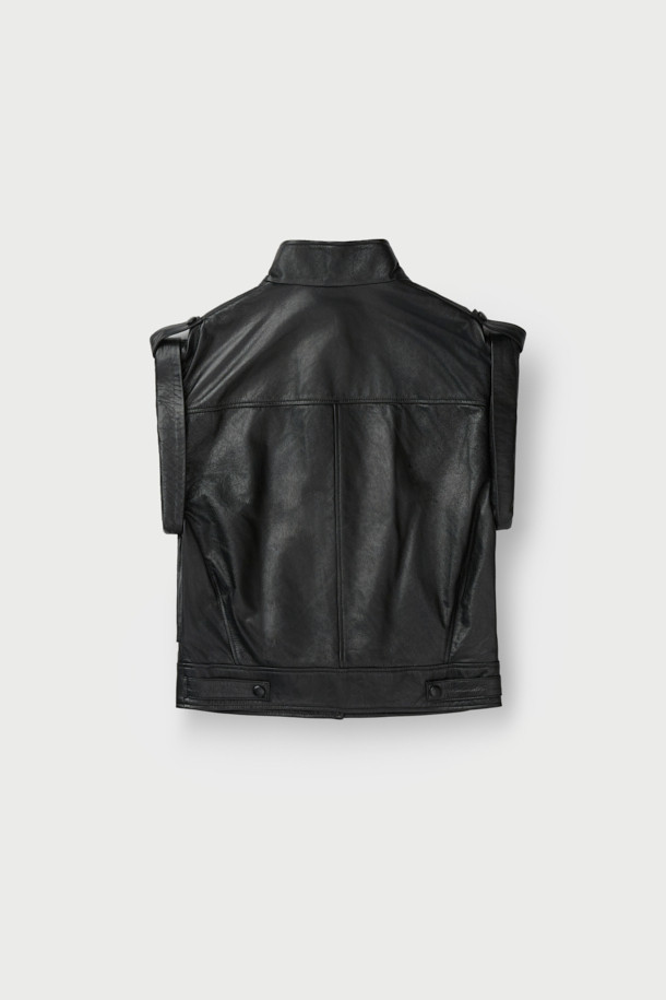 **JASPER(재스퍼) 하이넥 가죽 베스트**는 모던한 스타일을 추구하는 당신을 위한 완벽한 아이템입니다. 부드러운 천연 가죽 소재에 블랙 컬러, 무지 패턴으로 시크하면서도 미니멀한 분위기를 연출합니다. 견장 디테일과 사이드 포켓이 디자인의 포인트를 더하며, 봄, 가을 시즌 데이트룩, 모임룩, 출근룩 등 다양한 TPO에 활용 가능합니다. 오버핏으로 편안함과 스타일리시함을 동시에 잡았으며, 스냅 및 지퍼 여밈으로 간편하게 착용할 수 있습니다. 안감은 레이온 소재로 제작되어 부드러운 촉감을 선사합니다.
