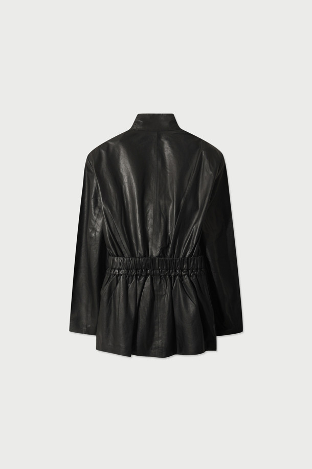 킹스턴 오버 숄더 가죽 롱 재킷은 여성스러운 실루엣을 강조하는 모던하고 클래식한 디자인의 가죽 재킷입니다. 부드러운 천연 가죽 소재에 안감으로 리오셀을 사용하여 편안한 착용감을 선사합니다. 롱 기장에 오버핏으로 제작되어 트렌디하며, 하이넥, 허리 밴딩, 어깨 플리츠, 양쪽 포켓, 이중 여밈 등의 디테일로 고급스러움을 더했습니다. 지퍼와 스냅으로 여밈 방식을 선택할 수 있으며, 블랙 컬러의 무지 디자인으로 다양한 스타일 연출이 가능합니다. 데이트룩, 모임룩, 출근룩 등 TPO에 구애받지 않고 클래식, 미니멀, 시크한 스타일을 완성할 수 있습니다.
