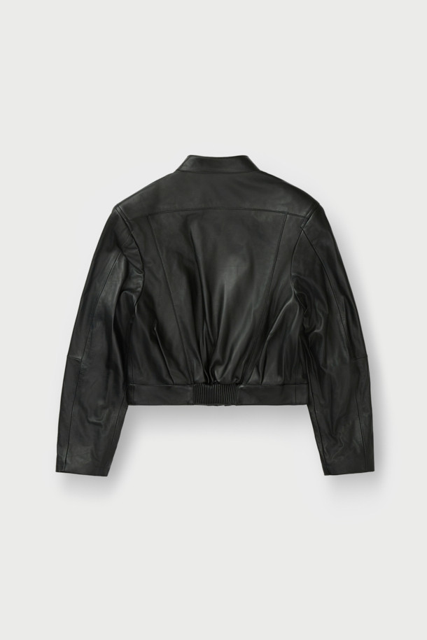 COLUMBIA(컬럼비아) 스터드 가죽 재킷은 유니섹스 디자인으로, 봄, 가을에 어울리는 필수 아우터입니다. 블랙 컬러의 천연 가죽 소재로 제작되어 모던하면서도 클래식한 스타일을 연출합니다. 하이넥 디자인과 지퍼 및 스냅 여밈 방식, 레귤러 핏으로 세련된 핏을 선사합니다. 어깨 견장과 스터드 디테일, 사이드 포켓으로 포인트를 더했으며, 데이트룩, 모임룩, 출근룩 등 다양한 TPO에 활용 가능합니다. 미니멀, 시크한 스타일을 즐기는 분들께 추천합니다.
