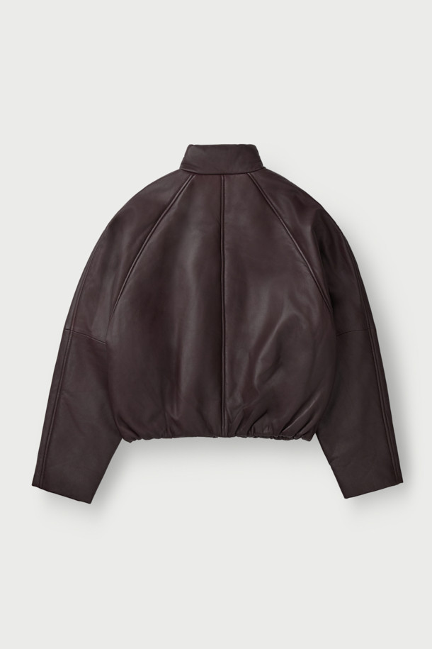 델타 가죽 블루종 재킷은 부드러운 양가죽 소재로 제작되어 고급스러운 촉감을 선사하는 블루종 재킷입니다. 와인, 버건디 두 가지 컬러로 출시되어, 가을과 겨울 시즌 캐주얼한 데이트룩, 모임룩에 포인트를 더할 수 있습니다. 하이넥 칼라, 라글랑 라인, 밑단 셔링 디테일이 돋보이는 디자인으로, 트렌디하면서도 미니멀, 클래식한 스타일을 연출합니다. 루즈핏 크롭 기장으로, 편안한 착용감과 세련된 실루엣을 동시에 만족시켜줍니다. 안감은 리오셀 소재로 제작되어 쾌적한 착용감을 제공합니다.
