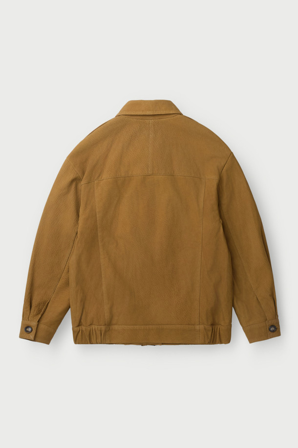 BARRIE(바리에) 스웨이드 오버 재킷은 부드러운 스웨이드와 천연 가죽 소재로 제작되어 봄, 가을 간절기에 활용하기 좋은 아이템입니다. 브라운 컬러의 무지 디자인으로 캐주얼하고 베이직한 스타일을 연출하며, 드롭 숄더, 견장 디테일, 플랩 포켓, 밑단 벨트, 밑단 밴딩 등의 특징을 더했습니다. 레이온 안감과 중간 두께감으로 편안한 착용감을 선사하며, 버튼 여밈과 긴 소매 기장으로 클래식한 분위기를 더합니다. 비즈니스 캐주얼 및 모임룩, 데일리룩 등 다양한 TPO에 활용 가능하며 미니멀한 스타일을 즐기는 분들께 추천합니다.
