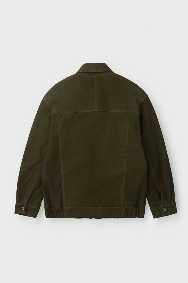 'BARRIE(바리에)' 스웨이드 오버 자켓은 남녀 공용으로, 봄, 가을에 캐주얼, 클래식, 미니멀한 스타일을 연출하기 좋습니다. 부드러운 스웨이드와 천연가죽 소재로 제작되어 고급스러운 촉감을 선사하며, 드롭 숄더와 플랩 포켓, 밑단 밴딩 등의 디테일이 돋보입니다. 넉넉한 오버핏으로 편안한 착용감을 제공하며, 데이트룩, 모임룩에 활용하기 좋습니다. 안감은 레이온 소재로 마감하여 활동성을 높였습니다. 
