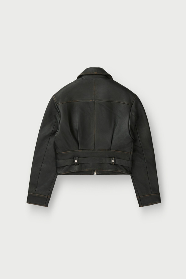 토론토 벨티드 가죽 재킷은 여성 고객을 위해 제작된, 모던하고 클래식한 스타일의 블랙 가죽 재킷입니다. 봄, 가을에 어울리는 두꺼운 소가죽 소재로 제작되었으며, 셔츠형 디자인에 숏 기장으로 시크한 매력을 더했습니다. 지퍼와 벨트 여밈 방식으로 허리 라인을 강조하여 레귤러핏을 더욱 돋보이게 합니다. 플랩 포켓과 빈티지 가공 디테일이 돋보이며, 리오셀 안감으로 편안한 착용감을 선사합니다. 데이트룩, 모임룩, 출근룩 등 다양한 TPO에 미니멀하고 세련된 스타일을 연출할 수 있습니다.
