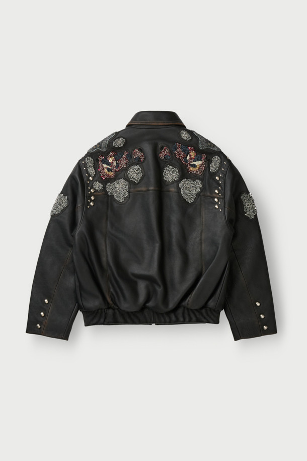 THUNDER(썬더) 자수 가죽 재킷은 소가죽 소재의 여성용 아우터입니다. 블랙 컬러에 오버핏 레귤러 기장의 라이더 재킷으로, 봄, 가을에 착용하기 좋습니다. 자수 패턴과 비즈 장식, 플랩 포켓, 빈티지 가공 디테일이 돋보이며, 지퍼 여밈과 소매 버튼으로 포인트를 더했습니다. 안감은 리오셀 소재이며, 데이트룩, 모임룩, 스트릿, 시크, 클래식 스타일을 연출하기에 좋습니다.
