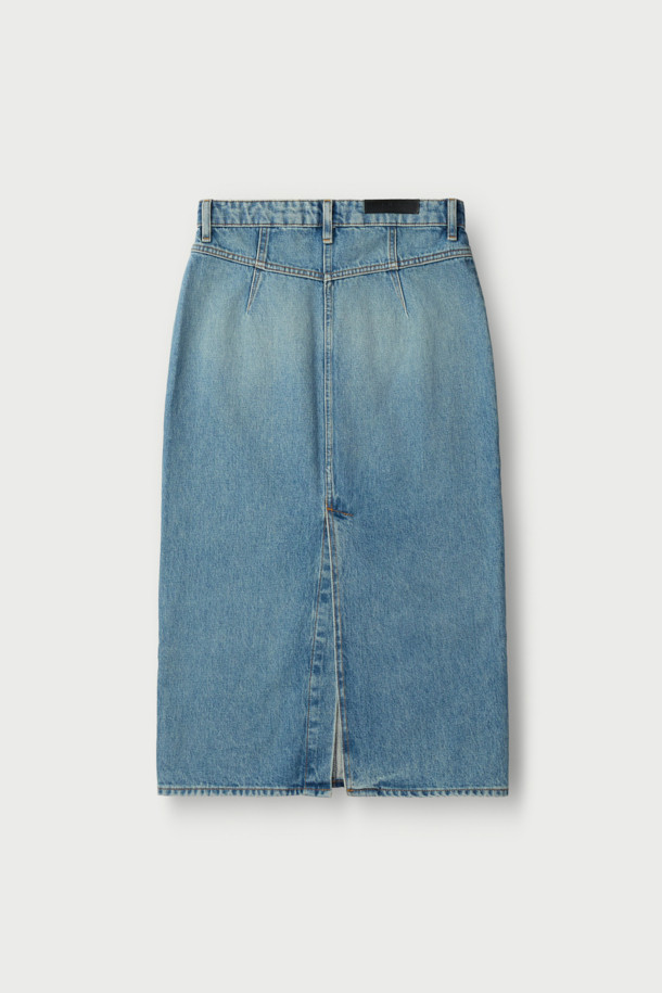 **SIRYNE(시린) 포켓 데님 스커트**는 캐주얼, 미니멀, 클래식 스타일을 즐겨 입는 여성들을 위한 데님 스커트입니다. 블루 컬러의 무지 디자인으로, 봄, 가을에 어울리는 두꺼운 두께감과 뻣뻣한 촉감을 가지고 있습니다. 스트레이트 핏의 H라인 스커트로, 빈티지 워싱과 프론트 아웃포켓 디테일이 특징이며, 뒷면 허리 다트와 슬릿으로 편안함과 스타일을 더했습니다. 안감은 폴리에스터와 면 혼방으로 제작되었으며, 데이트룩이나 봄 소풍룩에 코디하기 좋습니다.
