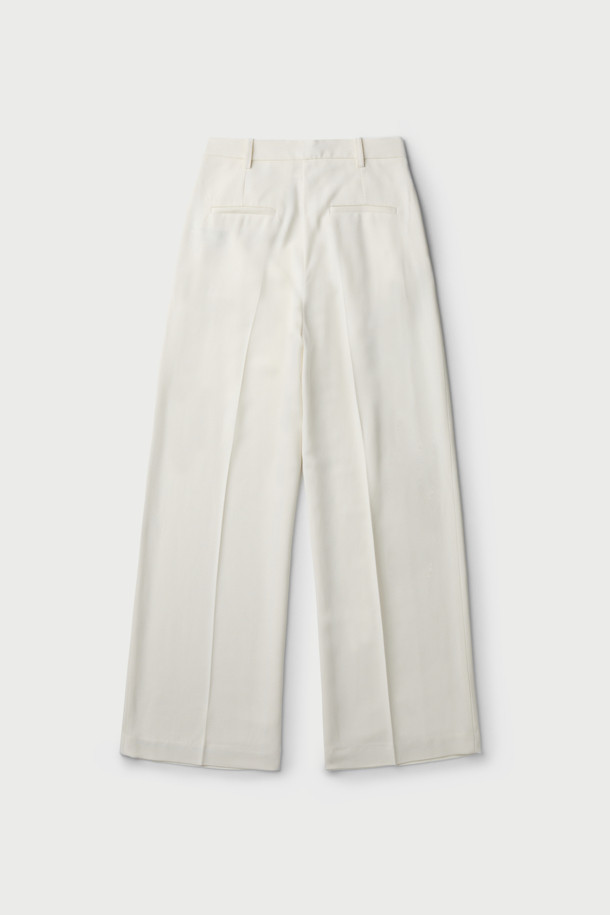 PALLIA(팔리아) 와이드 팬츠는 부드러운 레이온과 모 혼방 소재로 제작되어 봄, 가을 시즌에 적합한 여성용 긴 바지입니다. 우아하고 베이직한 스타일을 연출하며, 허리 부분은 하이웨이스트 밴딩으로 디자인되어 편안한 착용감을 선사합니다. 플리츠 주름 디테일이 돋보이며, 넉넉한 루즈핏 와이드 실루엣으로 시크하고 미니멀한 스타일을 완성합니다. 데이트룩, 카페룩, 모임룩 등 다양한 TPO에 활용 가능하며, 웰트 포켓 디테일로 실용성을 더했습니다.
