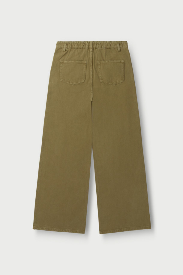 KENNIE(케니) 캐주얼 와이드 팬츠는 편안하고 스타일리시한 데일리룩을 완성하는 데 최적화된 바지입니다. 면 소재로 제작되어 부드러운 착용감을 제공하며, 봄, 여름, 가을 세 계절 모두 활용 가능합니다. 카키와 올리브 두 가지 색상으로 출시되어 다양한 상의와 쉽게 매치할 수 있으며, 와이드핏과 숏 기장으로 트렌디한 스타일을 연출합니다. 전면 사선 포켓과 백 패치 포켓 디테일이 실용성을 더하며, 캐주얼하고 베이직한 스타일을 선호하는 분들께 추천드립니다.
