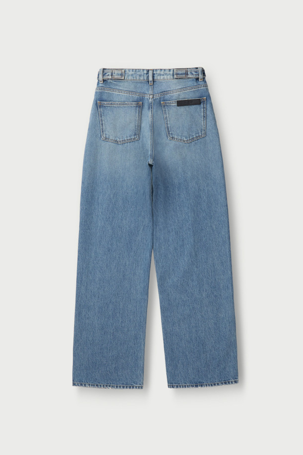 STEEVE (스티브) 벨티드 와이드 데님 팬츠는 연청 컬러의 와이드핏 데님 팬츠입니다. 봄, 가을에 어울리는 캐주얼 스타일로, 하이라이즈 디자인과 빈티지 워싱, 페이드 처리로 멋스러움을 더했습니다. 버튼 탭 디테일과 5포켓 디자인, 버튼 플라이 디테일이 돋보이며, 면과 폴리에스터, 면 혼방의 안감으로 편안한 착용감을 선사합니다. 데이트룩, 봄 소풍룩에 어울리며, 미니멀, 클래식 스타일을 즐기는 분들께 추천합니다.
