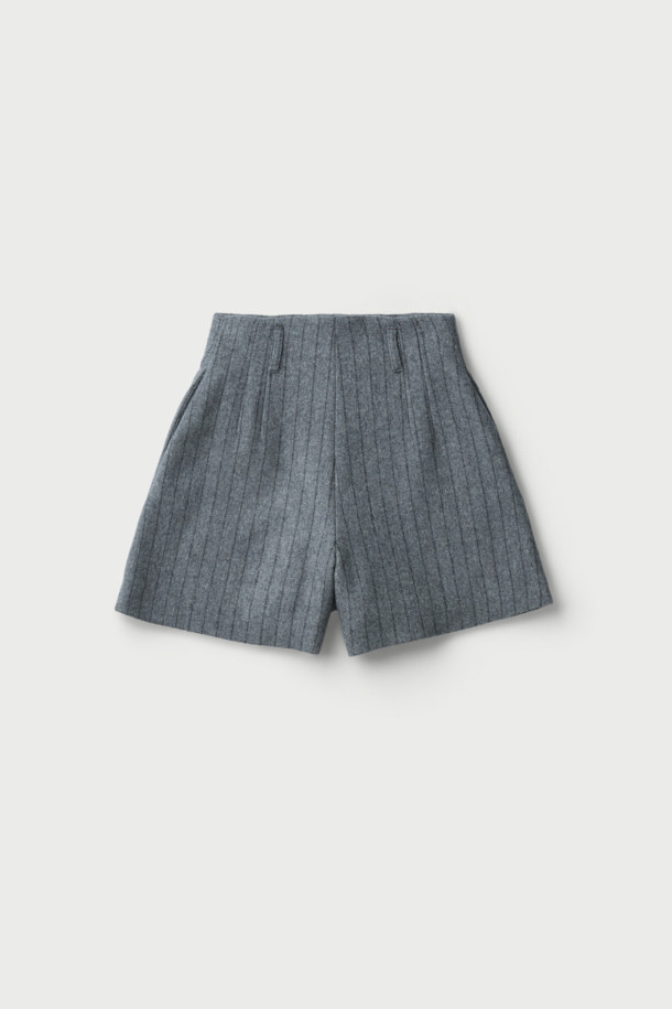 NIRIA (니리아) 울 쇼츠는 여성스러운 실루엣을 강조하는 플레어 핏 쇼츠입니다. 고급스러운 모(wool)와 나일론 혼방 소재로 제작되어 봄, 가을에 착용하기 좋으며, 안감은 레이온과 면으로 편안한 착용감을 선사합니다. 세련된 핀스트라이프 패턴과 하이웨이스트 디자인, 히든 클로징, 벨트 고리, 다트 디테일이 더해져 클래식하고 미니멀한 무드를 연출합니다. 오피스룩, 데이트룩, 모임룩 등 다양한 TPO에 시크하게 매치하여 스타일리시함을 더해보세요. 그레이 컬러로 어떤 상의와도 무난하게 어울려 활용도가 높습니다.
