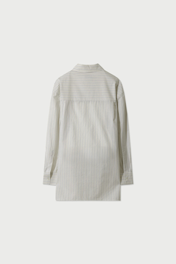 TAMYNA(타미나) 스트라이프 포켓 셔츠는 여성 고객을 위한 캐주얼 스타일의 셔츠/블라우스입니다. 화이트 컬러에 봄, 여름 시즌 착용하기 좋은 얇은 두께의 면 소재로 제작되었습니다. 루즈핏 디자인과 드롭숄더, 싱글 포켓 디테일이 특징이며, 칼라 넥라인과 긴 소매 기장으로 단정함을 더했습니다. 데이트룩, 카페룩, 봄 소풍룩 등 다양한 TPO에 맞춰 미니멀하고 클래식한 스타일을 연출할 수 있습니다. 스트라이프 패턴이 경쾌한 분위기를 선사하여 일상에서 편안하게 착용하기 좋습니다.
