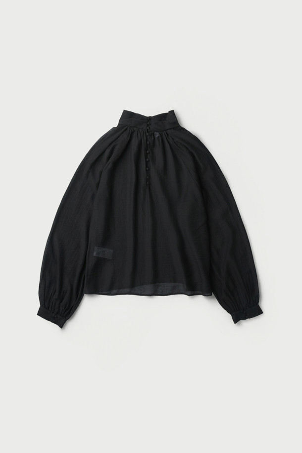 NAHAE(나에) 카울넥 레이어 블라우스는 여성스러운 실루엣을 연출하는 블랙 컬러의 블라우스입니다. 부드러운 레이온, 마, 나일론 혼방 소재로 제작되어 은은한 광택감과 시어한 텍스처, 부드러운 촉감을 선사합니다. 사선 레이어 디자인과 셔링 디테일이 우아하고 클래식한 무드를 더하며, 루즈핏과 긴 소매가 편안한 착용감을 제공합니다. 뒷넥 버튼 여밈으로 깔끔하게 마감되었으며, 카울넥과 하이넥 스타일을 모두 연출할 수 있어 오피스룩, 모임룩, 소개팅룩 등 다양한 TPO에 활용 가능합니다.
