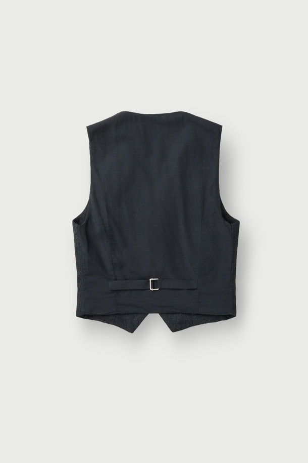 BENYO 웨이스트코트 베스트 탑은 봄, 가을 시즌에 어울리는 클래식하고 포멀한 스타일의 웨이스트코트입니다. 블랙 컬러의 무지 디자인으로, 오피스룩, 비즈니스 캐주얼, 모임룩 등 다양한 TPO에 활용 가능합니다. 앞면은 울 혼방 소재, 뒷면은 레이온 배색으로 제작되었으며, 레귤러핏 V넥 민소매 디자인으로 시크하고 미니멀한 무드를 연출합니다. 버튼업 디자인과 셋업 가능한 특징이 있으며, 안감은 레이온 소재를 사용했습니다.
