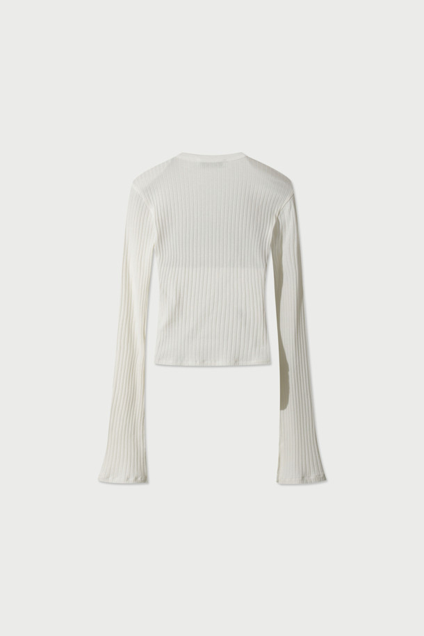 ERSILIA (에르실리아) 립 롱 티셔츠는 베이직 스타일의 여성 상의입니다. 면과 폴리우레탄 혼방 소재로 제작되어 편안한 착용감을 선사합니다. 라운드넥에 긴 소매, 슬림핏으로 디자인되었으며, 롱 기장으로 트렌디함을 더했습니다. 소매 끝단 슬릿 디테일이 돋보이며, 미니멀, 클래식, 캐주얼 룩에 모두 잘 어울립니다. 무지 디자인으로 다양한 스타일 연출에 활용하기 좋습니다.
