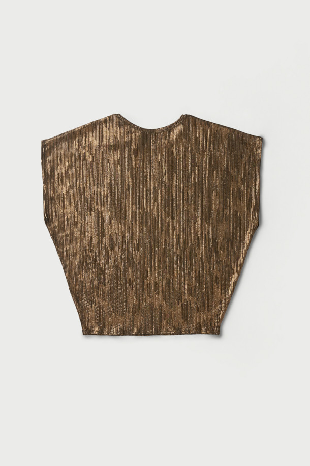 TARRA(타라) 메탈릭 티셔츠는 여성스러운 매력을 극대화하는 크롭 기장의 민소매 티셔츠입니다. 골드와 브라운 두 가지 색상으로 출시되었으며, 폴리에스터와 폴리우레탄 혼방 소재로 제작되어 은은한 광택과 부드러운 착용감을 선사합니다. 글래머러스한 스타일을 연출하며, 얇은 두께와 슬림핏 디자인으로 시크하고 미니멀한 무드를 더합니다. 메탈릭 패턴과 글리터 디테일이 돋보여 데일리룩은 물론, 파티룩으로도 활용 가능하며 이너웨어로도 착용할 수 있습니다.
