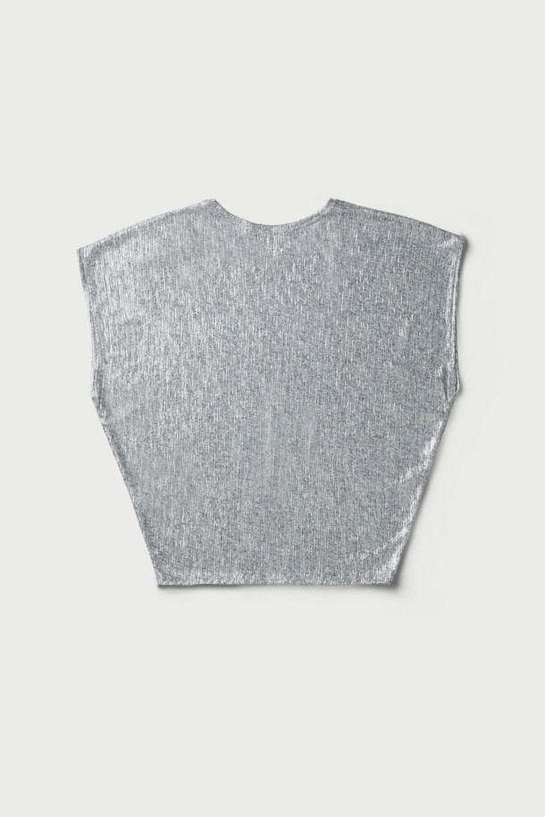 TARRA(타라) 메탈릭 티셔츠는 여성의 화려하고 모던한 스타일을 완성해 줄 아이템입니다. 실버와 메탈릭 컬러의 글리터 패턴, 슬림핏 디자인이 시크하고 미니멀한 무드를 자아냅니다. 반소매, 라운드넥, 얇은 두께감으로 봄, 여름 시즌 데일리룩 또는 파티룩에 활용하기 좋습니다. 메탈릭 소재와 돌만 슬리브 디테일이 특징이며, 이너 또는 단독 착용 모두 가능합니다.
