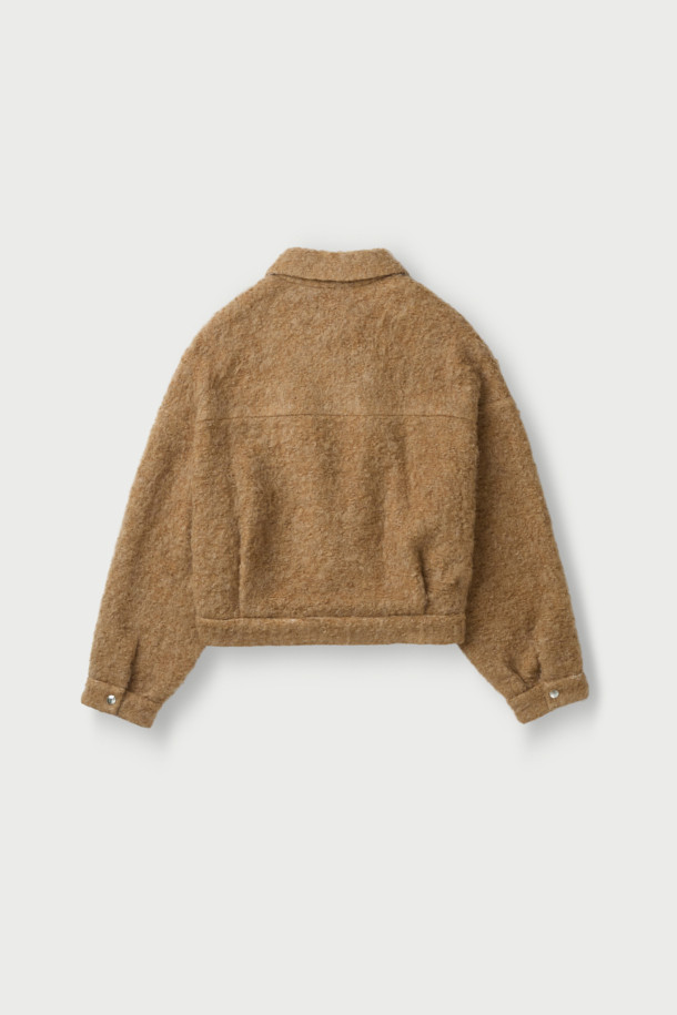 **DOMALSPE (도말스페) 울 셔켓**은 캐주얼, 미니멀, 클래식 스타일을 아우르는 여성 의류입니다. 가을과 겨울에 어울리는 두꺼운 두께감의 셔츠형 아우터로, 부드러운 촉감의 울, 폴리에스터, 아크릴 혼방 소재로 제작되었습니다. 오버핏 디자인에 드롭 숄더, 오버사이즈 포켓 디테일을 더해 편안하면서도 트렌디한 무드를 연출합니다. 베이지 컬러의 무지 디자인이며, 면과 레이온 안감으로 편안한 착용감을 선사합니다. 스냅 버튼 여밈 방식과 크롭 기장, 긴 소매 기장으로 다양한 스타일링이 가능합니다.
