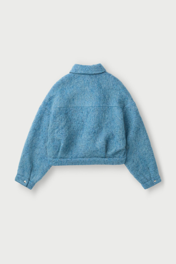 **DOMALSPE(도말스페) 울 셔켓**은 겨울과 가을, 두 계절에 따뜻하게 입을 수 있는 캐주얼 스타일의 셔켓입니다. 부드러운 촉감의 울 부클 소재와 안감(면, 레이온)을 사용하여 편안한 착용감을 선사합니다. 오버핏에 드롭 숄더 디자인으로 트렌디함을 더했으며, 크롭 기장과 오버사이즈 포켓 디테일이 돋보입니다. 스냅 버튼 여밈으로 간편하게 착용 가능하며, 데일리룩, 카페룩, 산책룩 등 다양한 TPO에 활용하기 좋습니다. 톤 다운된 블루 컬러의 무지 디자인으로 미니멀, 클래식 스타일을 즐기는 분들께 추천합니다.
