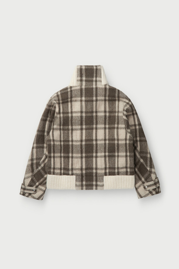 FABRICIA(파브리시아) 니트 카라 체크 점퍼는 가을, 겨울 시즌에 어울리는 여성용 아우터입니다. 브라운과 화이트 컬러의 체크 패턴이 돋보이며, 캐주얼 스타일을 연출하기 좋습니다. 부드러운 모 소재, 레이온과 면 안감으로 제작되어 편안한 착용감을 선사합니다. 루즈핏과 드롭 숄더 디자인으로 여유로운 실루엣을 강조하며, 니트 카라와 집업 여밈 방식으로 포인트를 더했습니다. 사이드 포켓이 있어 실용성을 높인 크롭 기장의 긴소매 점퍼입니다.
