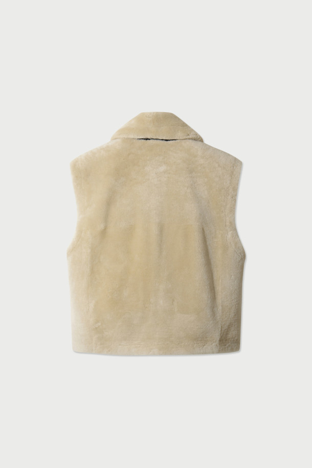 BETHANY (베서니) 시어링 베스트는 여성용 아우터로, 가을과 겨울에 따뜻하게 착용하기 좋은 아이템입니다. 부드러운 양가죽 또는 염소가죽 소재로 제작되어 고급스러운 촉감을 선사하며, 오버핏 디자인과 무지 패턴으로 캐주얼하고 미니멀한 스타일을 연출합니다. 지퍼 여밈 방식과 민소매 디자인으로 실용성을 더했으며, 레이어링하여 다양한 스타일을 소화할 수 있습니다. 모임룩, 데이트룩 등 특별한 날은 물론, 일상에서도 세련된 포인트를 줄 수 있는 베스트입니다.
