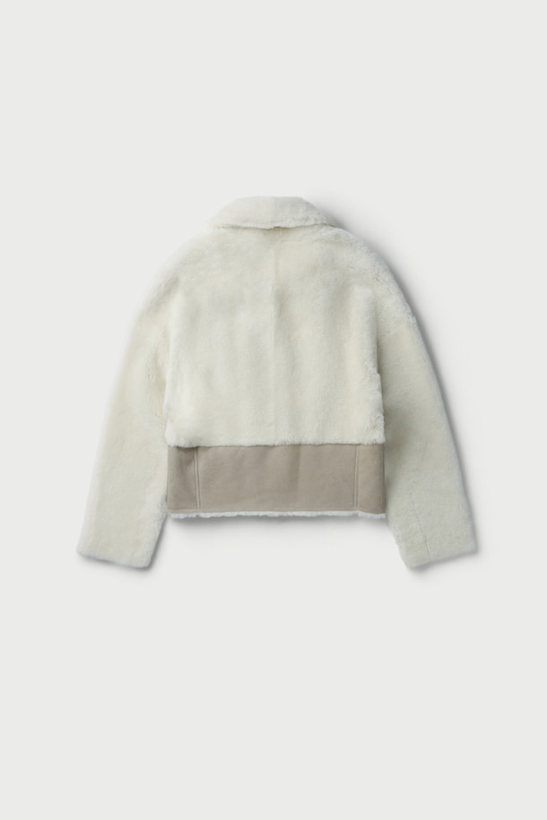 BELLAGIO(벨라지오) 시어링 재킷은 여성용 아우터로, 가을과 겨울에 따뜻하게 착용할 수 있습니다. 아이보리와 베이지 두 가지 색상으로 출시되어 다양한 스타일에 매치하기 좋습니다. 캐주얼, 미니멀, 클래식 스타일을 아우르며 데이트룩, 모임룩 등 TPO에 따라 폭넓게 활용 가능합니다. 천연가죽, 폴리에스터, 면 혼방의 두꺼운 소재와 지퍼형 여밈 방식으로 제작되었으며, 크롭 기장과 긴 소매, 빅 포켓 디자인으로 포인트를 더했습니다.
