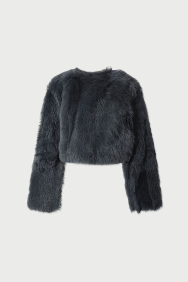 REAL(리얼) 시어링 숏 재킷은 겨울 시즌, 당신의 스타일을 완성해 줄 아우터입니다. 부드러운 천연 양가죽 소재와 롱 퍼 디테일, 라운드 넥 라인으로 클래식 무드를 연출합니다. 안감 전체가 퍼로 마감되어 보온성을 높였으며, 히든 버튼 여밈 방식으로 깔끔한 실루엣을 더했습니다. 크롭 기장의 레귤러 핏으로, 데이트룩, 모임룩, 연말 모임룩 등 다양한 TPO에 활용 가능합니다. 블랙 컬러의 무지 디자인은 미니멀하고 시크한 스타일을 선호하는 여성분들께 추천합니다.
