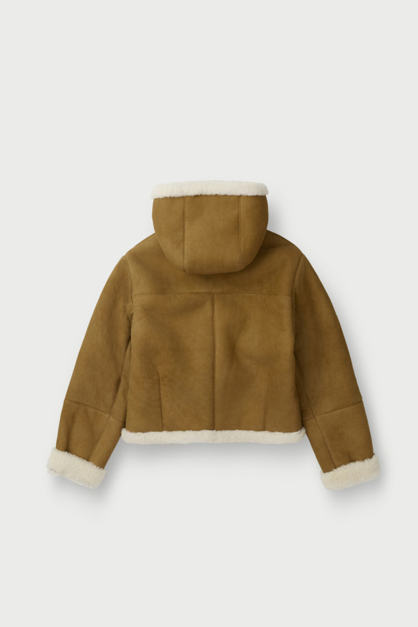 HUESCA(후에스카) 시어링 후드 재킷은 부드러운 스웨이드와 천연 가죽 소재에 시어링 안감으로 포근함을 더한 여성용 아우터입니다. 브라운과 화이트 두 가지 컬러로 출시되었으며, 캐주얼, 클래식, 미니멀 스타일을 모두 아우르는 디자인입니다. 크롭 기장에 레귤러 핏으로 제작되어 다리가 길어 보이는 효과를 주며, 버튼 여밈 방식과 긴 소매, 시어링 디테일 및 사이드 포켓이 특징입니다. 데이트룩과 모임룩에 활용하기 좋으며, 겨울철 따뜻함과 스타일을 동시에 잡을 수 있는 아이템입니다.
