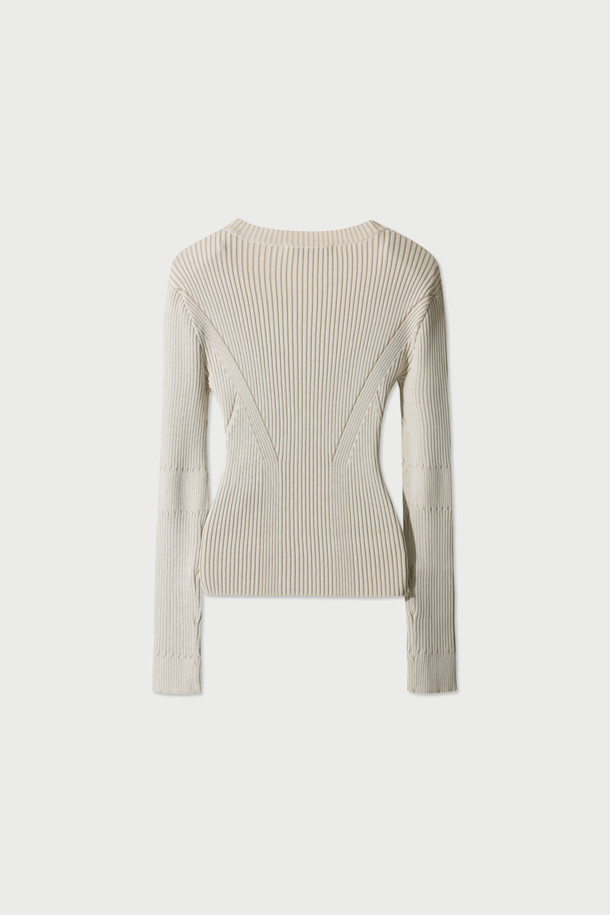 CLEONA(클레오나) 투톤 니트 탑은 여성 의류로, 봄, 가을에 착용하기 좋은 슬림핏 긴소매 니트입니다. 레이온과 나일론 혼방 소재로 제작되어 부드러운 촉감을 선사하며, 얇은 두께감으로 편안하게 착용할 수 있습니다. 라운드넥 디자인에 골지 패턴, 사선 니트 스티치 디테일이 더해져 베이직하면서도 세련된 스타일을 연출합니다. 데이트룩, 카페룩 등 다양한 TPO에 활용 가능하며, 이너로도 활용하여 미니멀, 클래식, 캐주얼 스타일을 완성할 수 있습니다.
