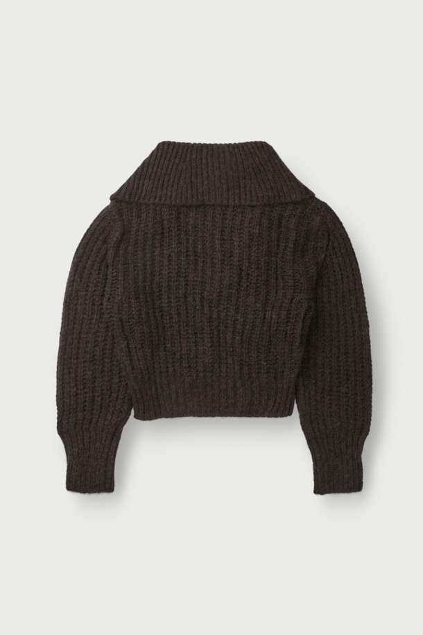 SWANA(스와나) 하프짚 카라 니트 탑은 가을과 겨울, 일상과 출근룩, 모임룩에 모두 어울리는 베이직 스타일의 니트입니다. 브라운 및 다크브라운 컬러로, 루즈핏과 크롭 기장으로 디자인되어 편안하면서도 트렌디한 핏을 연출합니다. 나일론, 알파카, 모 소재를 혼방하여 부드러운 촉감을 선사하며, 케이블 패턴과 긴 소매, 하프 집업 스타일의 카라 디자인이 특징입니다. 카울넥 또는 와이드 오픈 칼라로도 연출 가능하며, 시보리 소매와 밑단으로 깔끔한 마무리를 더했습니다. 클래식, 미니멀, 캐주얼 등 다양한 스타일로 활용하기 좋습니다.
