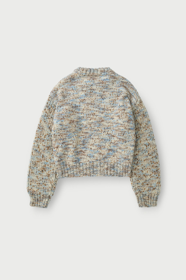 **CAMILLA(카밀라) 멜란지 니트 탑**은 가을과 겨울에 어울리는 여성용 니트/스웨터입니다. 멜란지 패턴의 부드러운 모 소재로 제작되어 포근한 착용감을 선사하며, 라운드넥과 긴소매 디자인으로 베이직하면서도 클래식, 미니멀, 캐주얼 스타일을 연출합니다. 두꺼운 두께감과 루즈핏으로 편안함을 강조했으며, 일상 및 출근룩에 활용하기 좋습니다. 트위스트 원사와 니트 조직감으로 고급스러운 디자인을 더했습니다.
