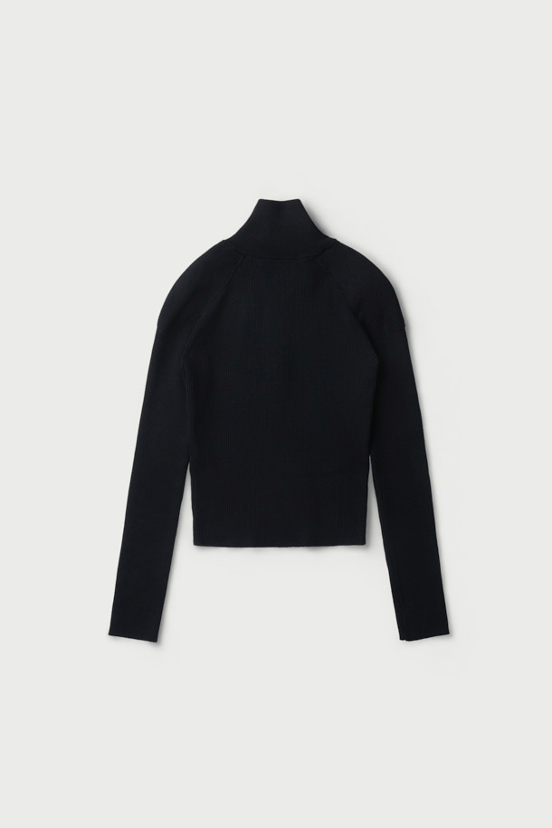 AMBRA(앰브라) 하프 집업 니트 탑은 레이온과 폴리에스터 혼방 소재로 제작되어 부드러운 촉감을 선사합니다. 슬림핏 디자인에 하이넥, 긴 소매, 얇은 두께로 간절기 시즌에 적합하며, 베이직한 스타일을 연출합니다. 숄더 부분의 더블 레이어 패널 디테일이 돋보이며, 하프 집업 방식으로 간편하게 착용할 수 있습니다. 출근룩과 모임룩 모두 활용 가능하며, 미니멀, 클래식, 시크한 스타일을 즐기는 여성분들께 추천합니다. 이너용으로 활용하여 다양한 스타일을 연출해보세요.
