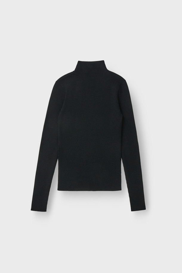 세련된 SHANA(샤나) 슬림 니트 탑을 소개합니다. 부드러운 레이온, 나일론, 금속 섬유 혼방 소재로 제작되어 은은한 광택과 고급스러운 촉감을 선사합니다. 슬림핏 하이넥 디자인에 긴 소매와 골지 패턴이 더해져 미니멀, 클래식, 시크한 스타일을 연출합니다. 얇은 두께감으로 가을, 겨울철 이너웨어로 활용하기 좋으며, 출근룩, 오피스룩, 모임룩 등 다양한 TPO에 매치할 수 있습니다. 메탈릭사가 은은하게 빛나 특별함을 더하는 베이직 아이템입니다.
