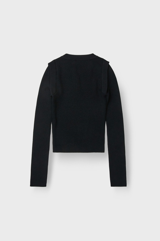 세련된 분위기를 연출하는 SICILIA(시칠리아) 레이어 니트 탑입니다. 부드러운 촉감의 레이온, 나일론, 금속 섬유 혼방 소재로 제작되어 편안한 착용감을 선사합니다. 슬림핏 크롭 기장으로 다리가 길어 보이는 효과를 주며, 숄더 레이어링 디테일이 포인트입니다. 라운드넥, 긴소매 디자인에 블랙 컬러와 골지 패턴으로 미니멀하고 시크한 스타일을 완성합니다. 데이트룩, 모임룩, 또는 이너용으로 활용하여 다양한 스타일을 연출해보세요.
