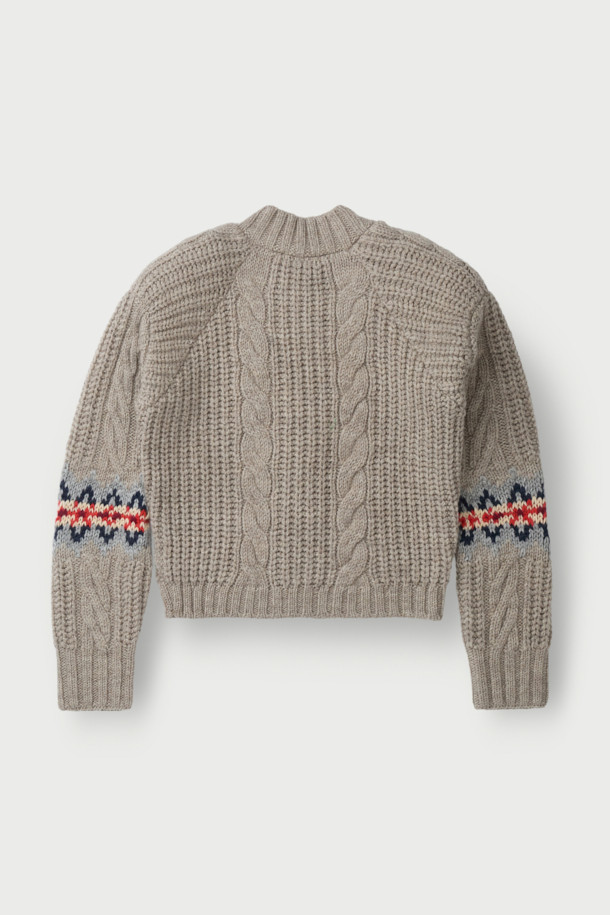 GARIK (가릭) 오버 숄더 노르딕 가디건은 여성스러운 무드를 연출하는 캐주얼 스타일의 니트/스웨터입니다. 모와 알파카 혼방 소재로 제작되어 부드러운 촉감과 따뜻함을 선사하며, 가을, 겨울 시즌에 착용하기 좋습니다. 오버핏 디자인과 크롭 기장으로 트렌디함을 더하고, 라운드넥과 버튼 여밈으로 편안함을 강조했습니다. 베이지, 블랙, 핑크, 블루 4가지 컬러로 출시되어 데이트룩, 모임룩 등 다양한 TPO에 활용 가능하며, 케이블 및 노르딕 패턴, 골지 마감 디테일이 돋보이는 매력적인 아이템입니다.
