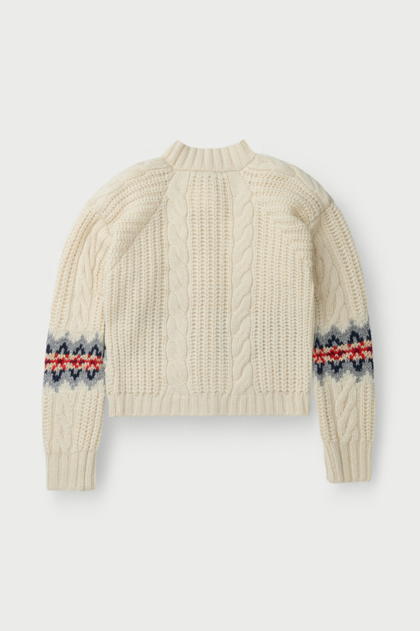 **GARIK(가릭) 오버 숄더 노르딕 가디건**은 여성의 캐주얼 스타일을 위한 니트/스웨터입니다. 아이보리, 네이비, 코랄 세 가지 색상으로 출시되었으며, 가을과 겨울에 따뜻하게 착용할 수 있습니다. 모와 알파카 혼방 소재로 제작되어 부드러운 촉감과 뛰어난 보온성을 제공하며, 오버핏 라운드넥 디자인으로 편안한 착용감을 선사합니다. 노르딕과 케이블 패턴이 돋보이며, 긴 소매와 버튼 여밈, 골지 마감 디테일로 완성도를 높였습니다.
