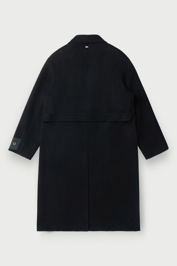 **에퓨어 캐시미어 블랜드 핸드메이드 싱글 롱코트**는 가을과 겨울, 당신의 일상과 특별한 날을 우아하게 만들어줄 코트입니다. 부드러운 캐시미어 혼방 소재와 모(毛) 소재로 제작되어 뛰어난 촉감과 보온성을 제공합니다. 미니멀하고 클래식한 디자인에 블랙 컬러, 무지 패턴, 세미 오버핏으로 세련된 스타일을 연출합니다. 핸드메이드 공법으로 완성되어 높은 퀄리티를 자랑하며, 무릎 기장의 롱코트와 싱글 버튼 여밈 방식으로 편안한 착용감을 선사합니다. 출근룩, 오피스룩, 모임룩 등 다양한 시간, 장소, 상황에 활용 가능한 활용도 높은 아이템입니다.