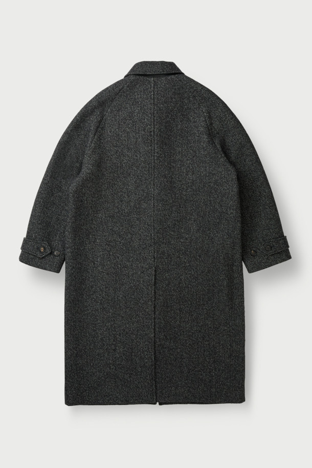 펠트 멜란지 울 발마칸 롱코트입니다. 캐주얼, 클래식, 미니멀 스타일을 아우르며, 가을과 겨울철 출근룩에 적합합니다. 멜란지 그레이 컬러의 헤링본 패턴이 특징이며, 무릎을 덮는 롱 기장과 세미 오버핏으로 세련된 실루엣을 연출합니다. 모, 나일론, 알파카 혼방의 고급스러운 소재와 폴리에스터 안감으로 편안한 착용감을 선사합니다. 버튼 여밈 방식과 긴 소매 디자인으로 보온성을 더했습니다.