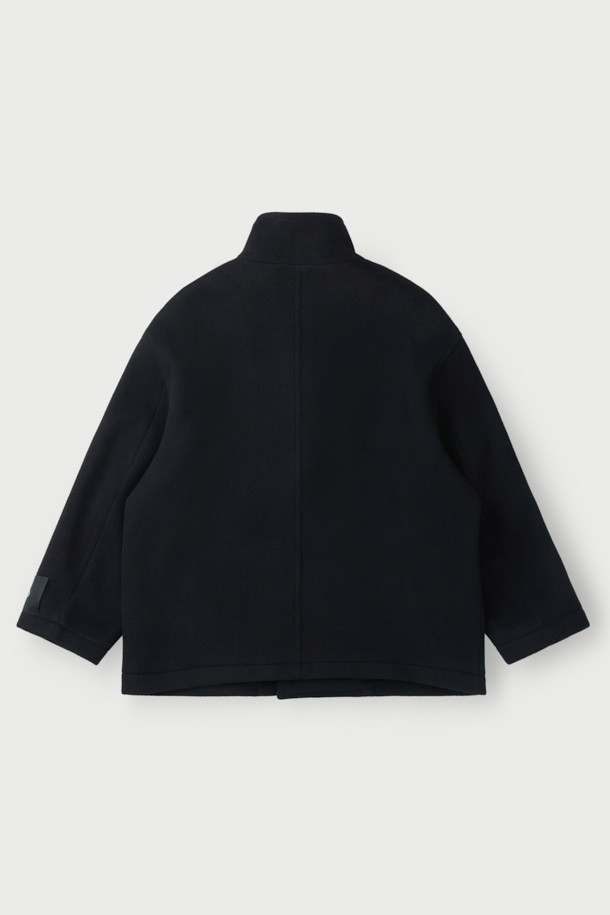 OWEN(오웬) 캐시미어 블랜드 더블 숏 랩코트는 가을, 겨울 시즌을 위한 아우터입니다. 블랙 컬러의 미니멀하고 클래식한 스타일로, 오피스룩, 출근룩, 모임룩에 적합합니다. 모(wool)와 캐시미어 혼방 소재로 제작되어 부드러운 촉감과 두꺼운 두께감을 자랑하며, 하이넥 디자인과 랩코트 스타일이 특징입니다. 숏 기장의 오버핏으로, 더블 버튼 여밈 방식과 긴 소매가 시크한 매력을 더합니다. 안감은 폴리에스터로 마감되었습니다.
